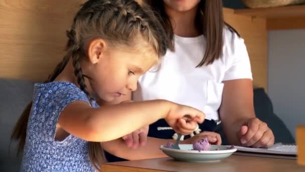 Freiberuflerin Arbeitet Während Ihre Tochter Kuchen Café Isst — Stockvideo