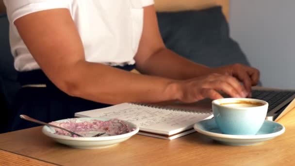 Внештатная Женщина Работает Ноутбуком Кафе — стоковое видео