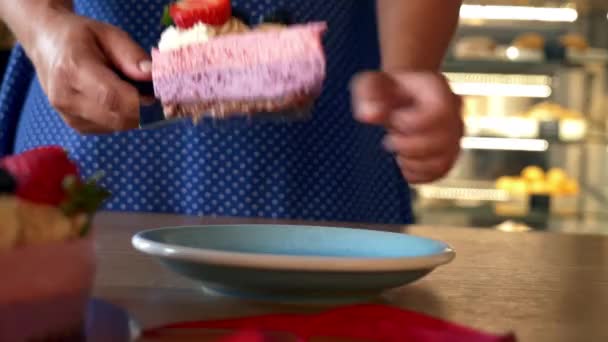 お母さんはお祝いのグルテンフリーケーキを子供用のカフェで切り — ストック動画