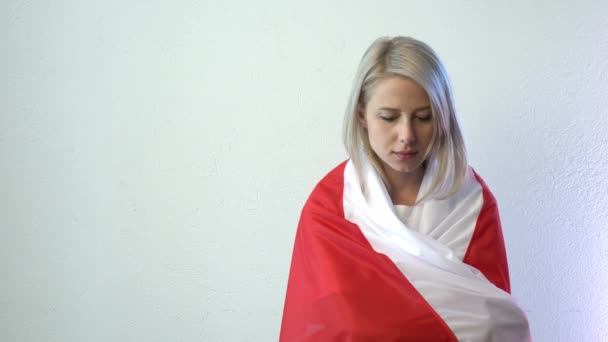 高举白俄罗斯国旗的金发女人 — 图库视频影像