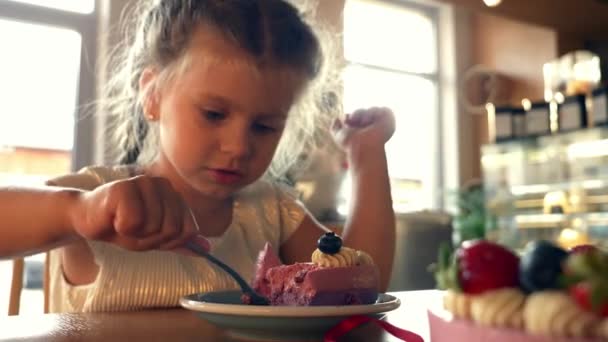 Kleines Mädchen Isst Glutenfreien Kuchen Café — Stockvideo
