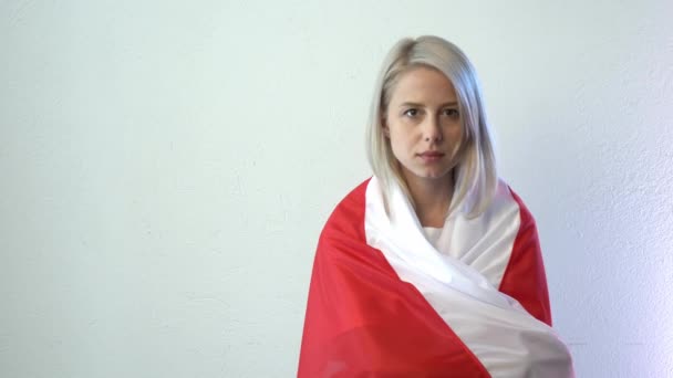 ベラルーシの旗を持つブロンドの女性 — ストック動画
