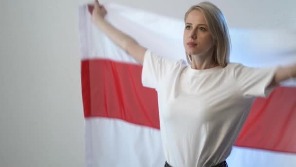 Ξανθιά Γυναίκα Σημαία Λευκορωσίας — Αρχείο Βίντεο