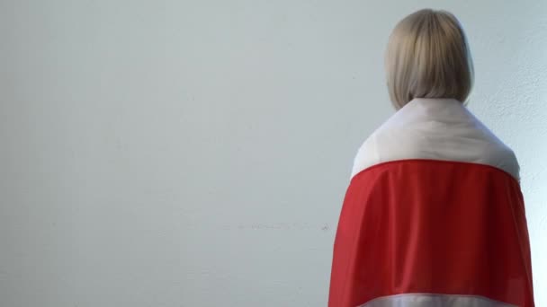 Blonde Frau Mit Gesichtsmaske Und Weißrussischer Flagge — Stockvideo