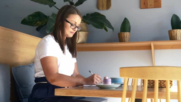 Mujer Independiente Que Trabaja Café — Vídeo de stock