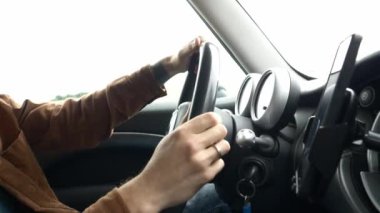 Genç adam ilk kez araba kullanıyor.