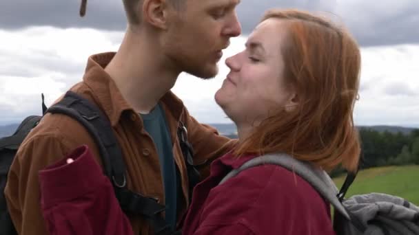 Genç Çift Arka Plandaki Dağlara Sarılıyor — Stok video
