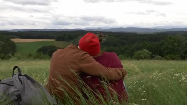 Jong Paar Ontspannen Het Gras Met Uitzicht Bergen — Stockvideo