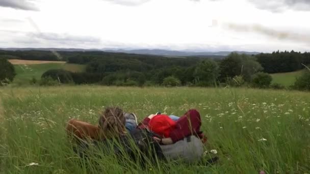Młoda Para Jest Zrelaksowana Trawie Widokiem Góry — Wideo stockowe