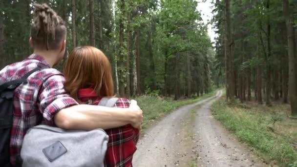 Joven Pareja Caminando Bosque Las Montañas — Vídeos de Stock