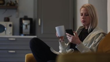 İnternet 'te nasıl hap içileceğini öğrenmek isteyen hasta bir kadın.