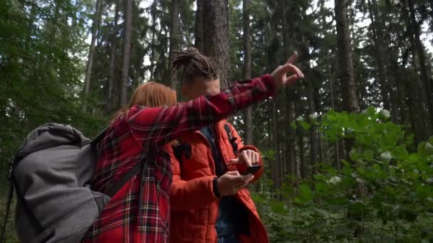 Tineri Cuplu Încearcă Dau Seama Cum Navigheze Folosind Telefonul Lor — Videoclip de stoc