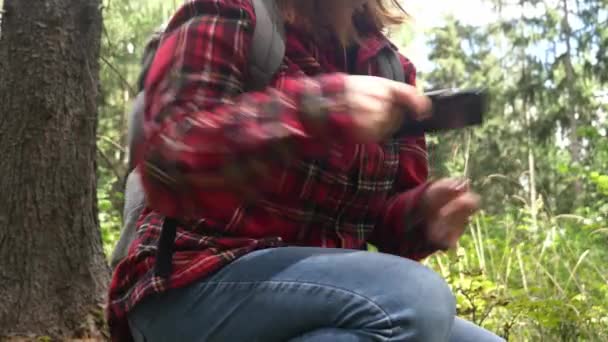 Kız Ormanda Kayboldu Bir Çıkış Yolu Bulmak Için Mobil Bir — Stok video