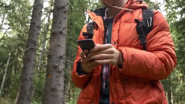 Giovane Ragazzo Utilizzando Telefono Cellulare Nel Bosco — Video Stock
