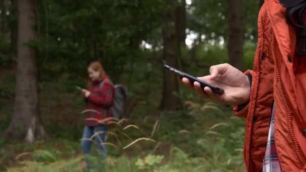 Tieners Gebruiken Mobiele Telefoons Het Bos — Stockvideo