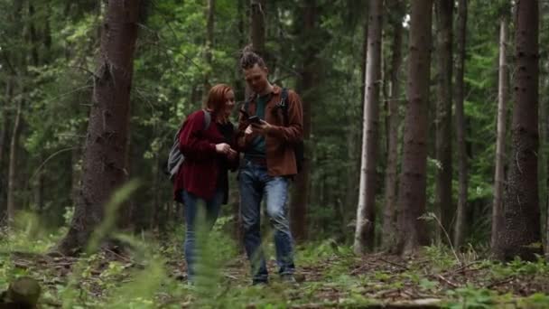 Junges Paar Versucht Herauszufinden Wie Man Mit Dem Handy Wald — Stockvideo