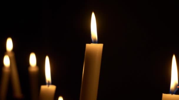 黑暗背景下的蜡蜡烛录像 — 图库视频影像