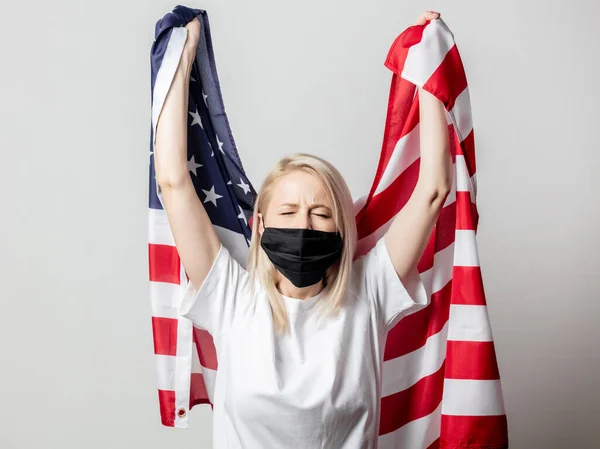 Ragazza Bionda Maschera Con Bandiera Usa Sfondo Bianco — Foto Stock