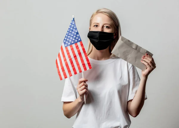 Ragazza Bionda Maschera Con Bandiera Usa Denaro Sfondo Bianco — Foto Stock