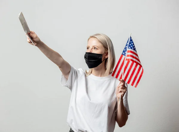 Ragazza Bionda Maschera Con Bandiera Usa Denaro Sfondo Bianco — Foto Stock