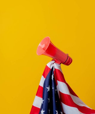 Sarı arka planda Amerikan bayrağı ve megafonu