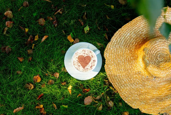 Kaffeetasse Mit Herzform Und Hut Auf Grünem Gras Mit Herbstblättern — Stockfoto