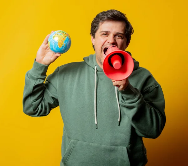 Mann Mit Erdkugel Und Megafon Auf Gelbem Hintergrund — Stockfoto