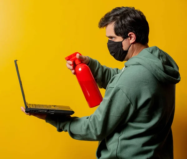 Chlap Facemask Držet Dezinfekci Sprej Notebook Žlutém Pozadí — Stock fotografie