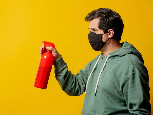 Kille Facemask Hålla Desinfektion Spray Gul Bakgrund — Stockfoto