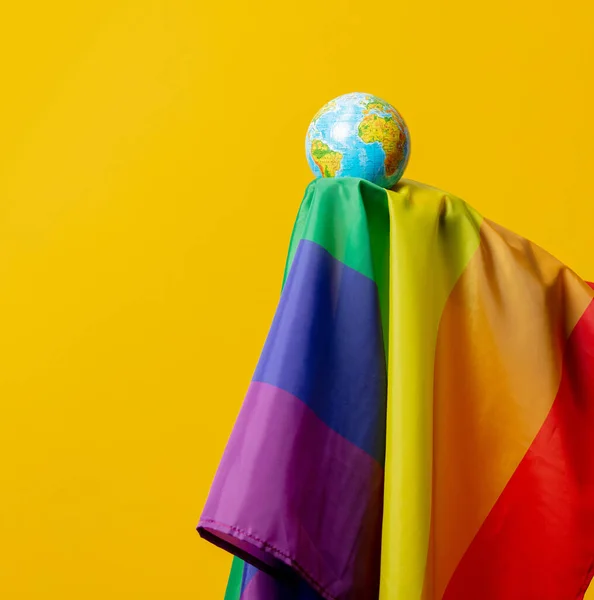 Ziemski Glob Flaga Lgbt Żółtym Tle — Zdjęcie stockowe
