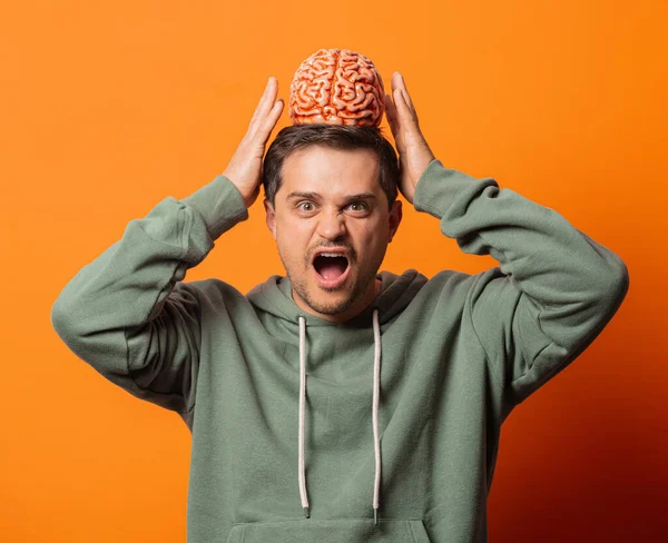 Jeune Homme Surprenant Avec Cerveau Sur Fond Orange — Photo