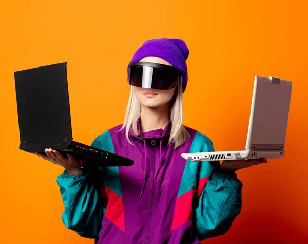 Mujer Estilo Chándal Los Años Con Gafas Cuadernos Sobre Fondo —  Fotos de Stock