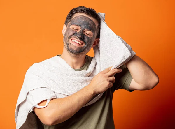 Ragazzo Divertente Con Una Maschera Cosmetica Sul Viso Asciugamano Sfondo — Foto Stock