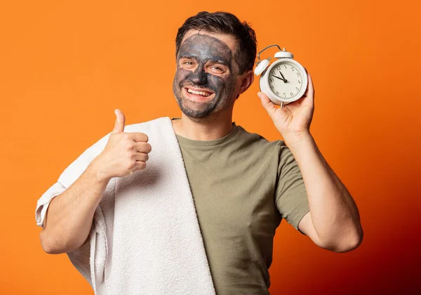 Ragazzo Divertente Con Una Maschera Cosmetica Sul Viso Sveglia Sfondo — Foto Stock