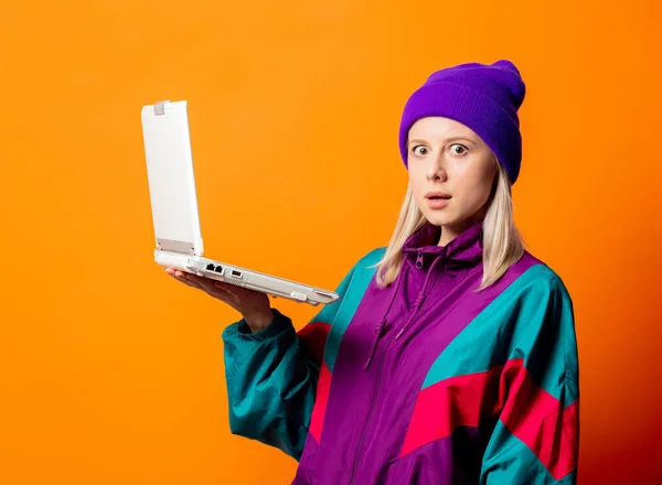 Stilvolle Frau 90Er Jahre Trainingsanzug Mit Notizbuch Auf Orangefarbenem Hintergrund — Stockfoto