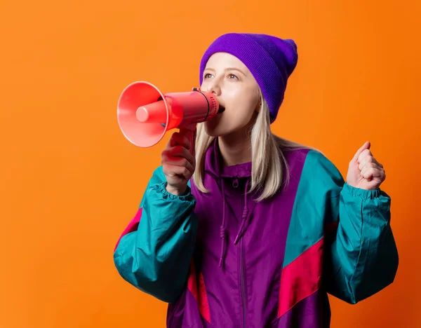 Styl Žena 90S Teplákové Soupravy Megafonem Oranžovém Pozadí — Stock fotografie