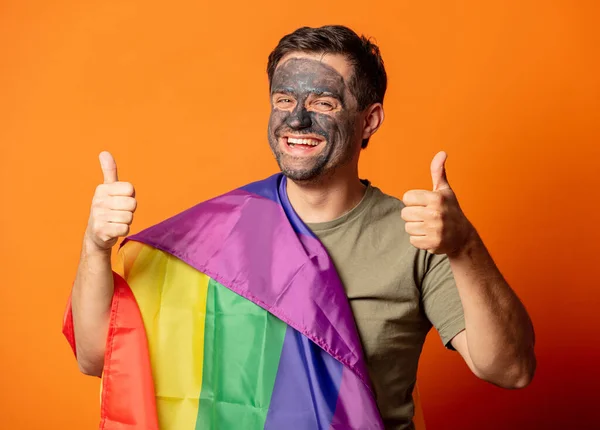 Zabawny Facet Masce Kosmetycznej Twarzy Trzymać Flagę Lgbt — Zdjęcie stockowe