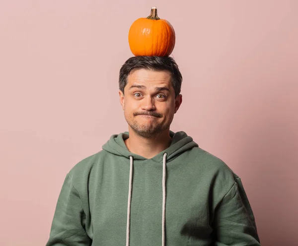 Smiling Guy Pumpkin Pink Background — Stock Photo, Image