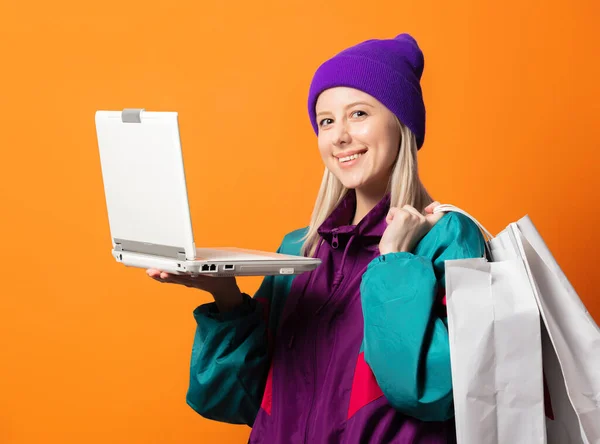 Stil Kvinna Tals Träningsoverall Med Anteckningsbok Och Shoppingväskor Orange Bakgrund — Stockfoto