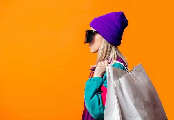 Stijl Vrouw Jaren Trainingspak Bril Met Boodschappentassen Oranje Achtergrond — Stockfoto