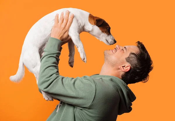 Feliz Chico Sonriente Con Perro Sobre Fondo Naranja — Foto de Stock