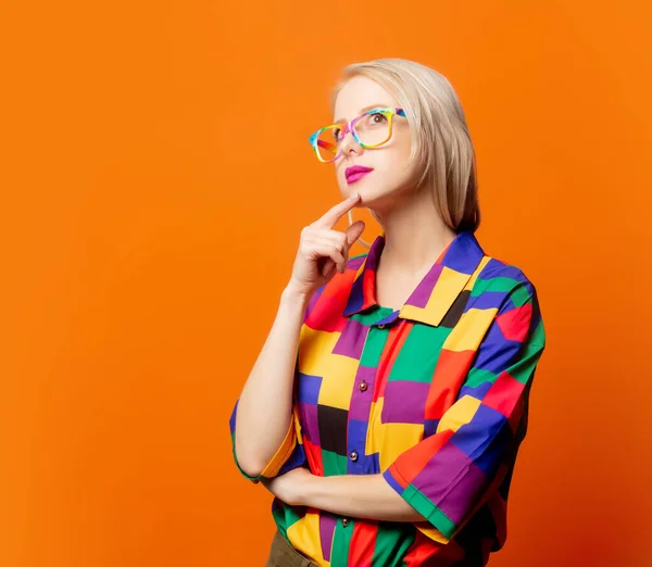 Stijl Blond Jaren Kleding Regenboog Bril Oranje Achtergrond — Stockfoto