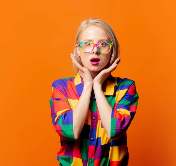 Estilo Rubio Ropa Los Años Gafas Arco Iris Sobre Fondo —  Fotos de Stock