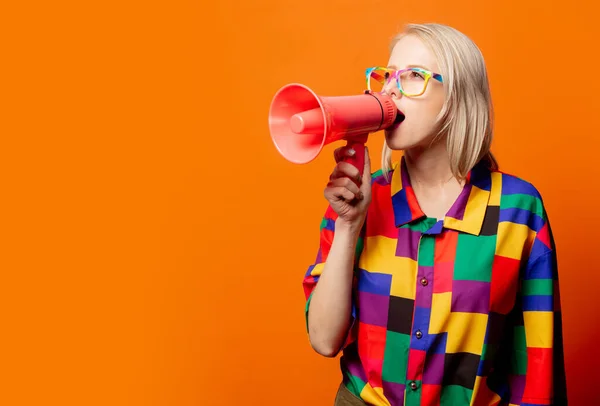 Stil Blond Tal Kläder Och Regnbåge Glasögon Med Megafon Orange — Stockfoto