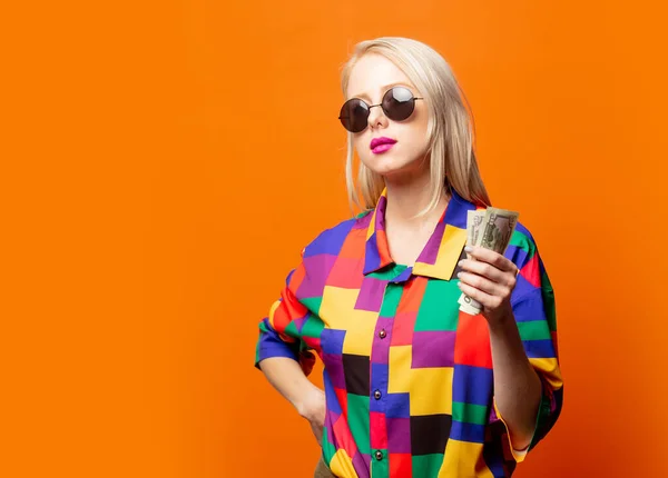 Estilo Loira Camisa Dos Anos Com Dólares Fundo Laranja — Fotografia de Stock