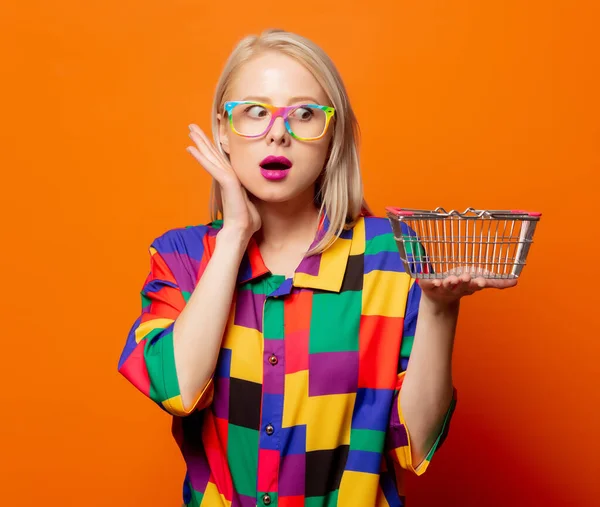 Stijl Blond Jaren Kleding Met Boodschappenmandje Oranje Achtergrond — Stockfoto