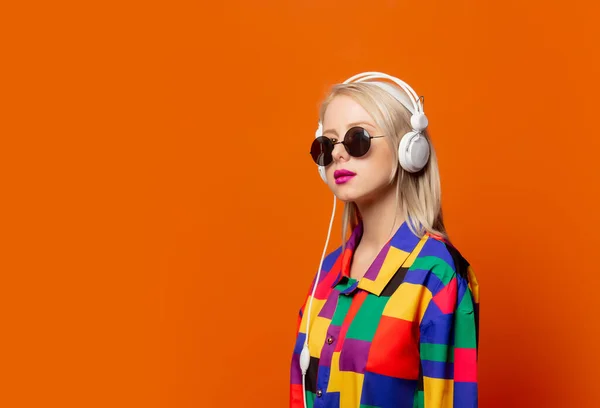 Stijl Blond Jaren Kleding Met Hoofdtelefoon Oranje Achtergrond — Stockfoto