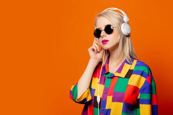 Estilo Rubio Ropa Los Años Con Auriculares Sobre Fondo Naranja —  Fotos de Stock