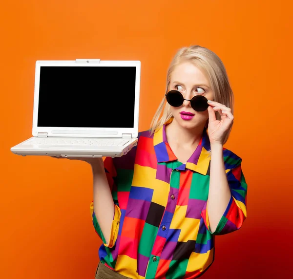 Stylische Blondine 90Er Jahre Klamotten Mit Notebook Auf Orangefarbenem Hintergrund — Stockfoto