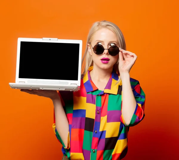 Stijl Blond Jaren Kleding Met Notebook Computer Oranje Achtergrond — Stockfoto